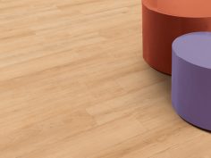Barevný obývací pokoj s podlahou Warm Maple