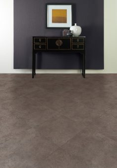 Neutrální vinylová podlaha Ceramic Sable v interiéru