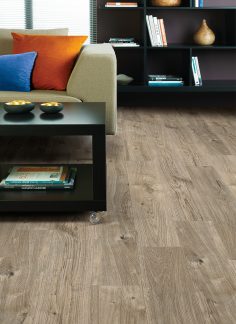 Moderní obývací pokoj s vinylovou podlahou Sun Bleached Oak