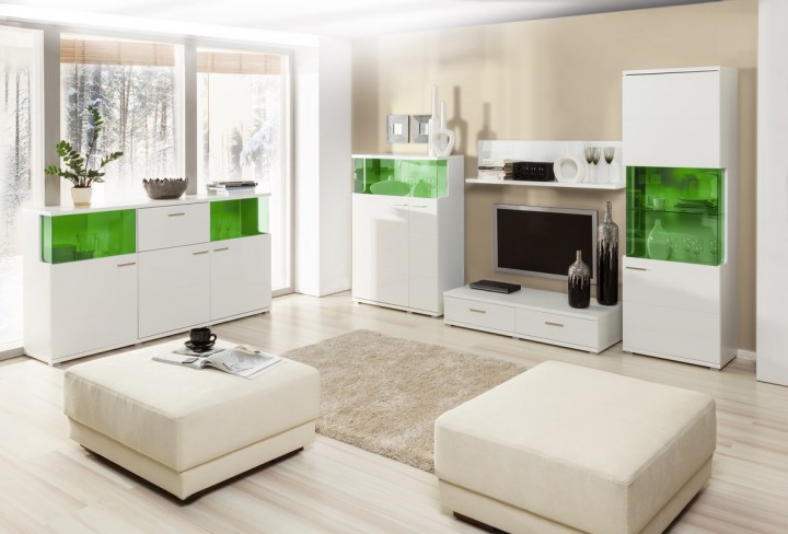 Bílá obývací stěna s výraznými zelenými prvky
