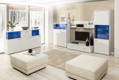 Obývací pokoj s modrými dekorativními skly nábytku