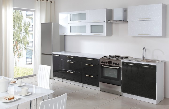Moderní lesklá kuchyňská linka v kombinaci bílé a černé barvy