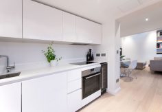 Bílá minimalistická kuchyň