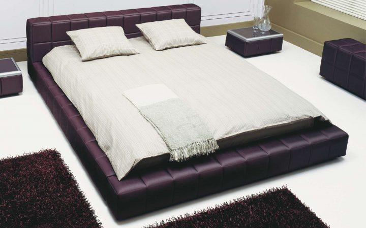 Moderní postel ve vínové barvě