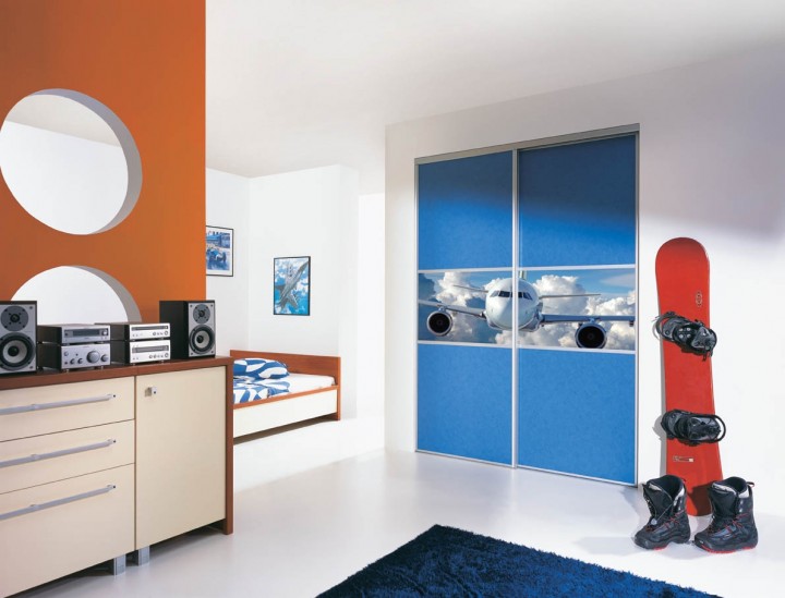 Výrazně barevná ložnice pro studenta