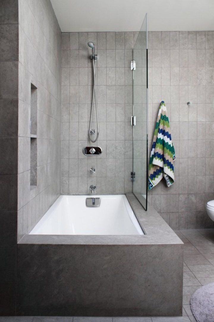 Minimalistická koupelna v šedé barvě