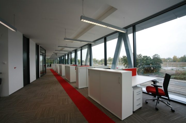 Moderní kancelář s kvalitním nábytkem WHITE-LINE