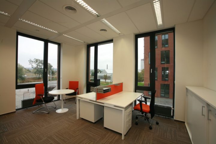 Kancelář s bílým nábytkem NO+BL