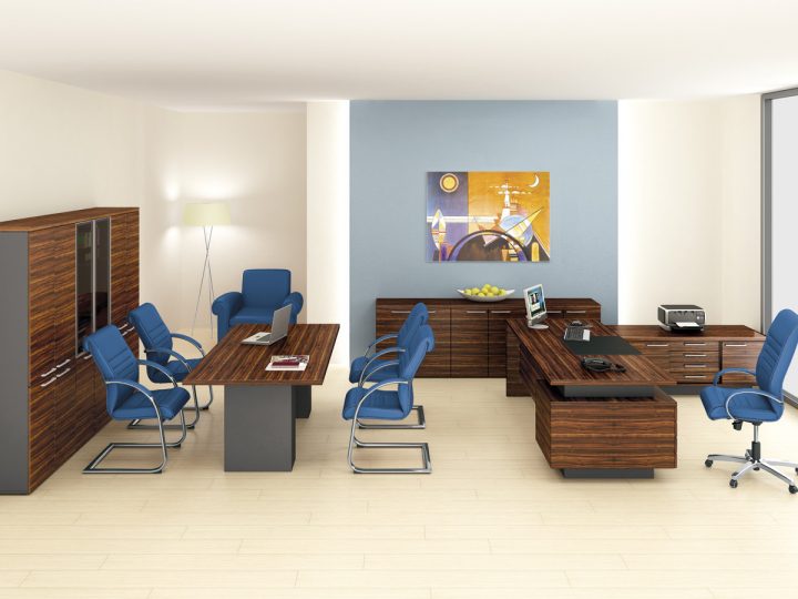 Modré židle v moderní kanceláři