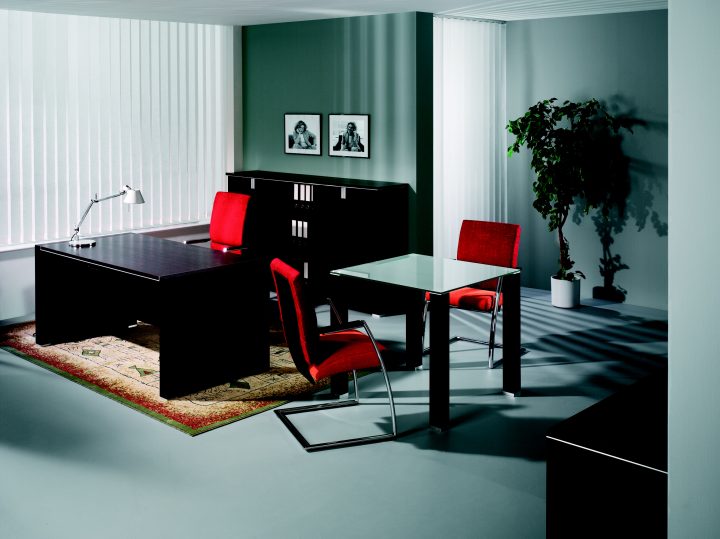 Kancelář v červeno-černých barvách
