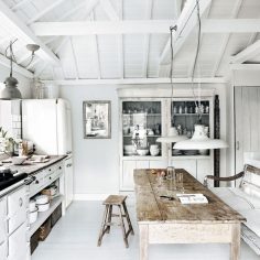 Rustikální kuchyň v bílé barvě